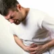 ¿Cuáles son los síntomas característicos de la pancreatitis aguda?