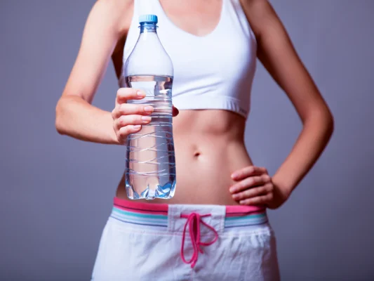 ¿Cómo se distribuye el agua en el organismo?
