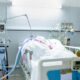 ¿Qué causa la falla orgánica múltiple en pacientes quemados?