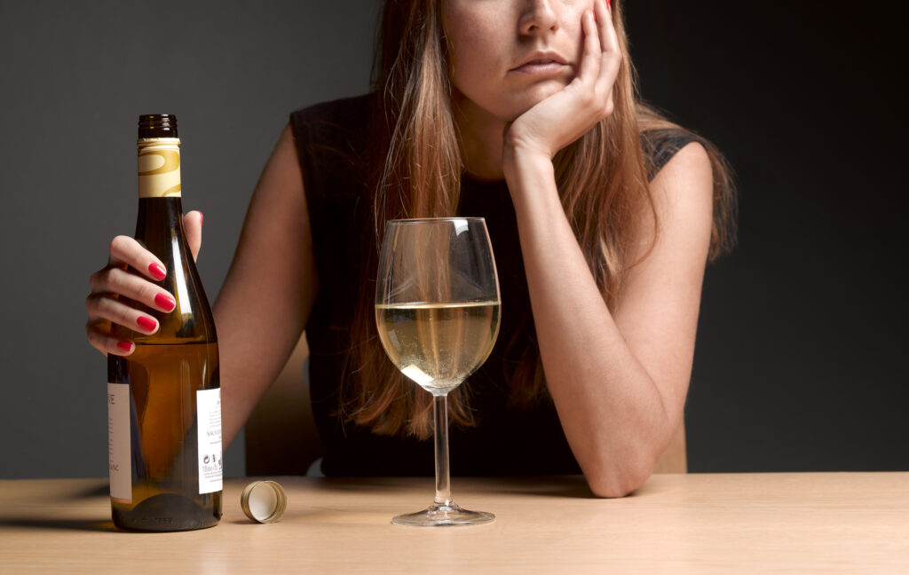 ¿Cuáles son los factores de riesgo para desarrollar hepatopatía alcohólica?