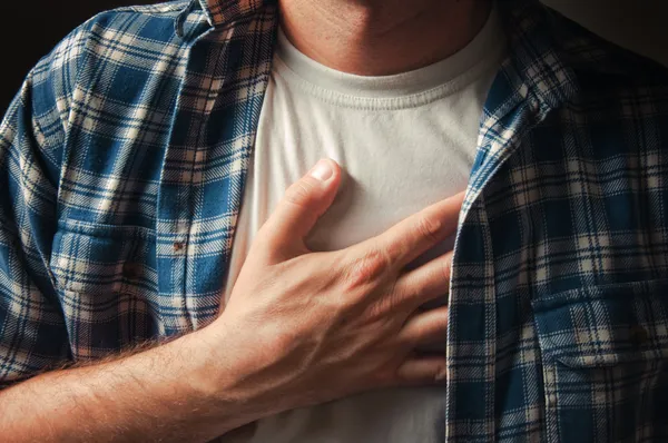 ¿Cuáles son las manifestaciones clínicas de pericarditis aguda?