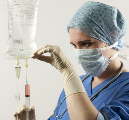 ¿Qué puede causar el tratamiento inadecuado de la hiponatremia?