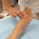 ¿Cómo se palpa la arteria dorsal del pie?