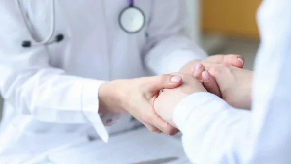 Exploración física de un paciente con dolor