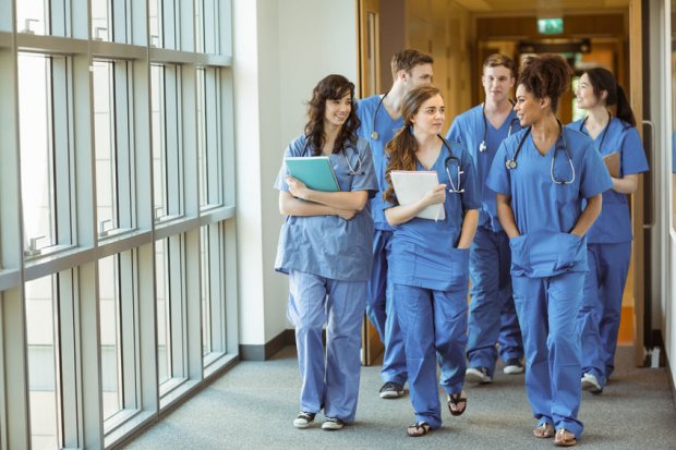 Estudiar la carrera de medicina