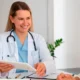 El médico especialista, en el contexto de la medicina contemporánea, se distingue como un profesional altamente capacitado que ha completado una formación médica