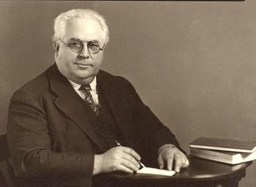 William Bovie desarrolló un dispositivo quirúrgico conocido como bisturí eléctrico Bovie. William Bovie desarrolló un dispositivo quirúrgico conocido como bisturí eléctrico Bovie.