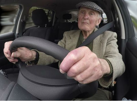 ¿Es recomendable prohibir conducir a ancianos con demencia?