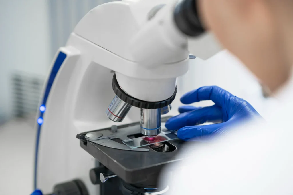 Estudio microscópico de muestras clínicas